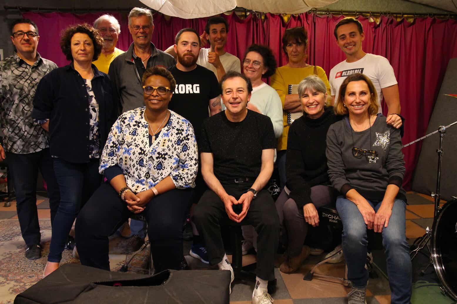 Serge Puchol avec des élèves pendant un stage de batterie